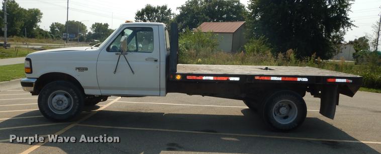 image for item DD0840 1994 Ford F450 Super Duty XL flatbed truck