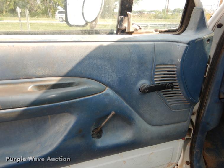 image for item DD0840 1994 Ford F450 Super Duty XL flatbed truck