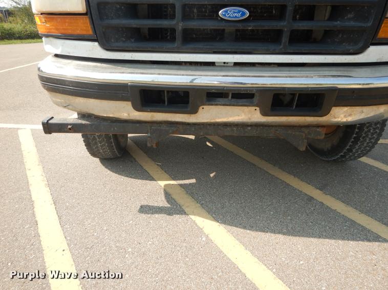 image for item DD0840 1994 Ford F450 Super Duty XL flatbed truck