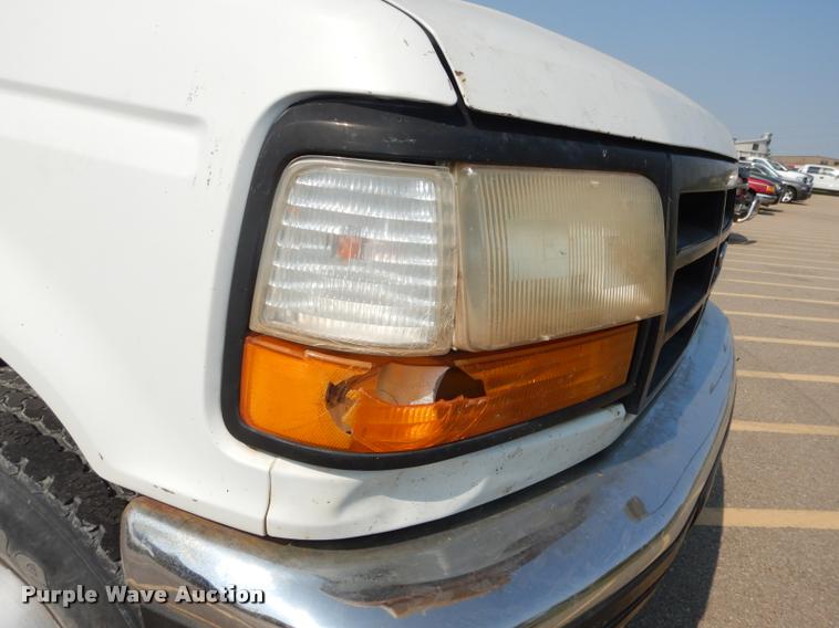 image for item DD0840 1994 Ford F450 Super Duty XL flatbed truck