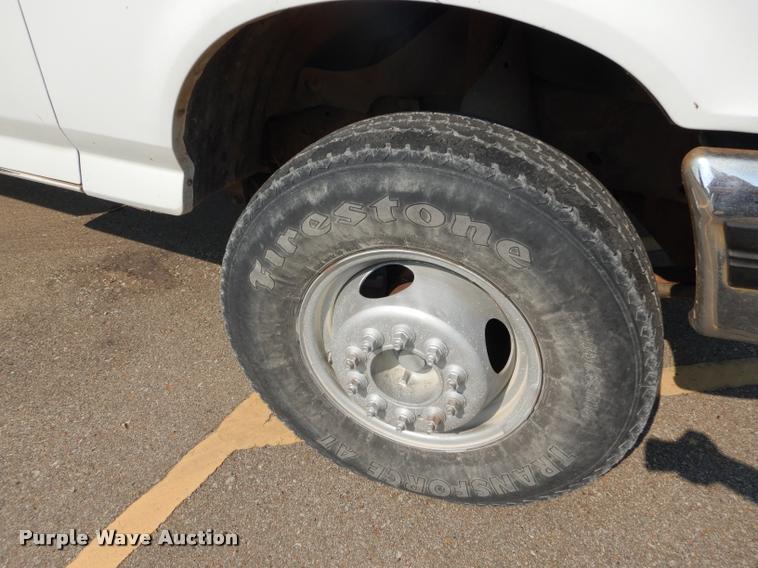 image for item DD0840 1994 Ford F450 Super Duty XL flatbed truck