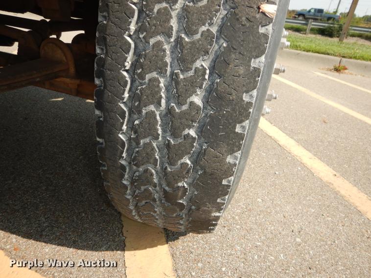 image for item DD0840 1994 Ford F450 Super Duty XL flatbed truck