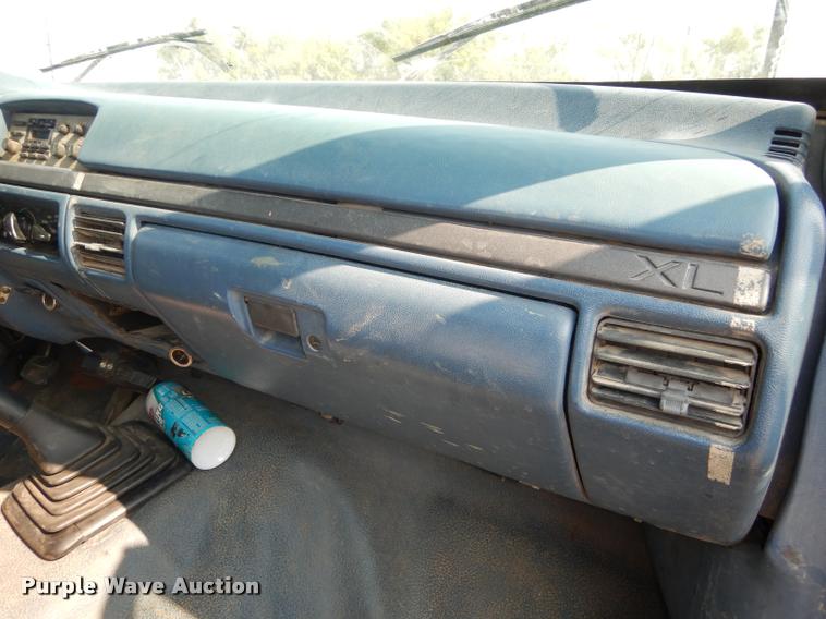 image for item DD0840 1994 Ford F450 Super Duty XL flatbed truck