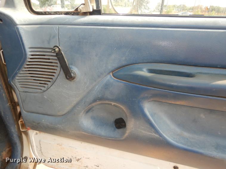 image for item DD0840 1994 Ford F450 Super Duty XL flatbed truck