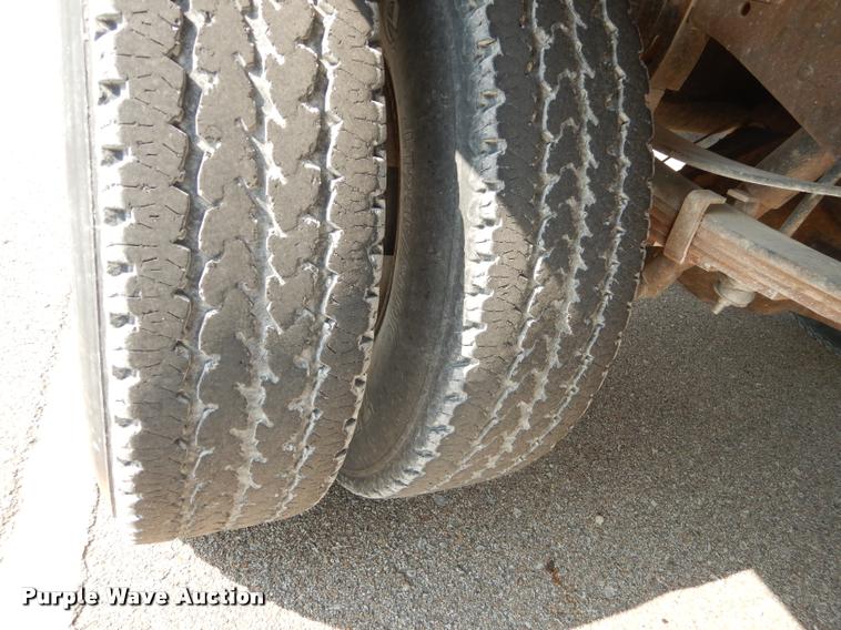 image for item DD0840 1994 Ford F450 Super Duty XL flatbed truck