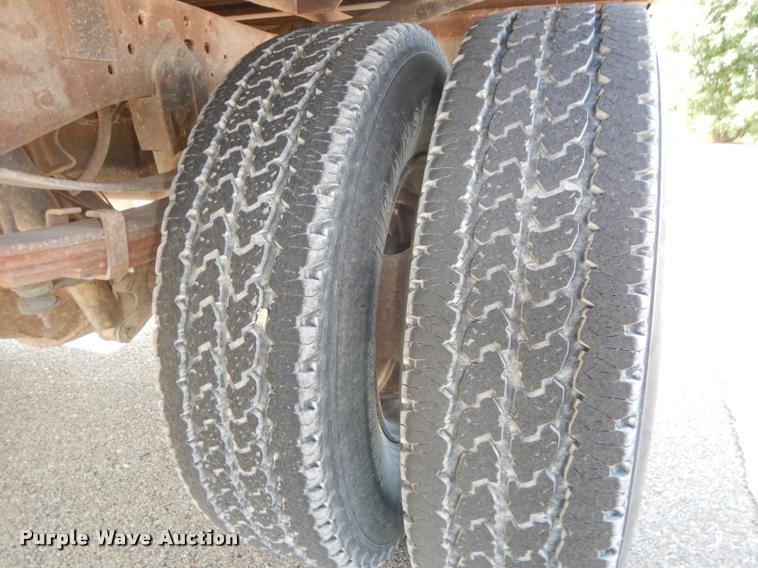 image for item DD0840 1994 Ford F450 Super Duty XL flatbed truck