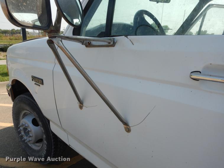 image for item DD0840 1994 Ford F450 Super Duty XL flatbed truck