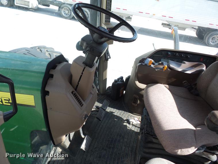 image for item DD1543 2004 John Deere 8520 MFWD tractor