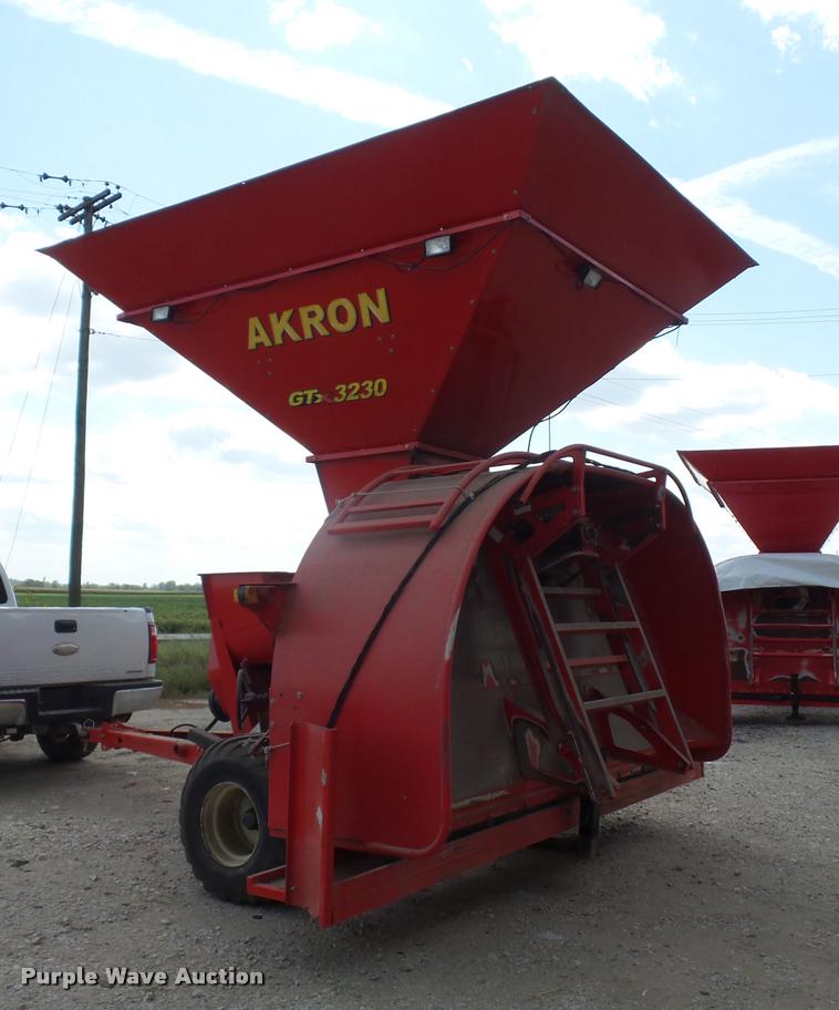 image for item DD1545 2014 Akron GTX3230 grain bagger