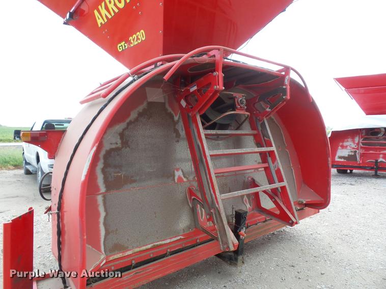 image for item DD1545 2014 Akron GTX3230 grain bagger