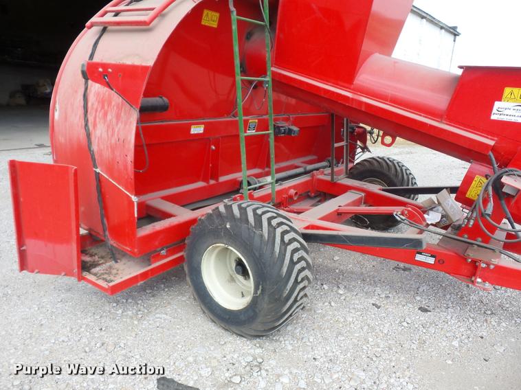 image for item DD1545 2014 Akron GTX3230 grain bagger