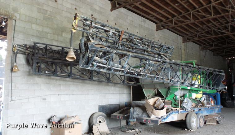 image for item DD1547 John Deere sprayer boom attachment