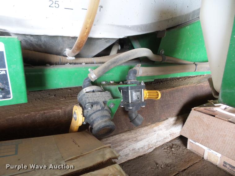 image for item DD1547 John Deere sprayer boom attachment