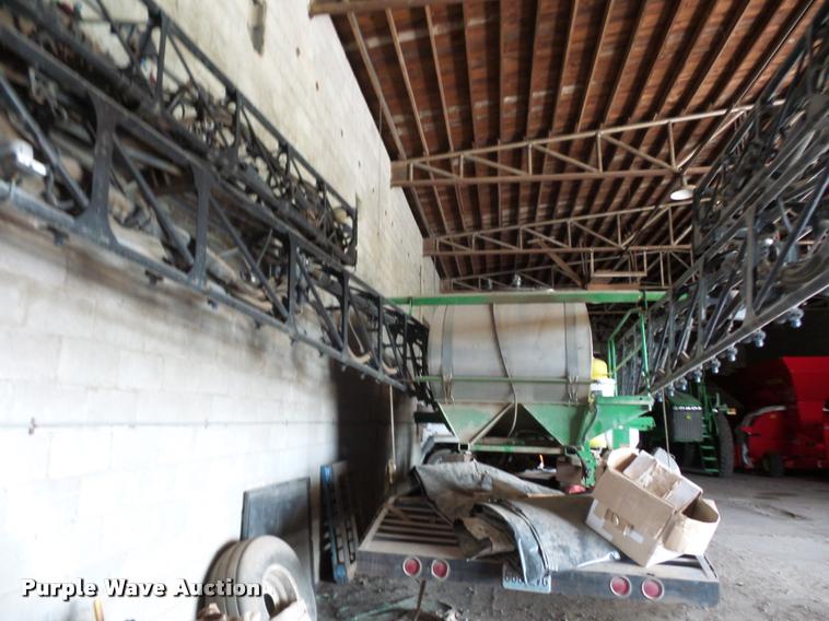 image for item DD1547 John Deere sprayer boom attachment