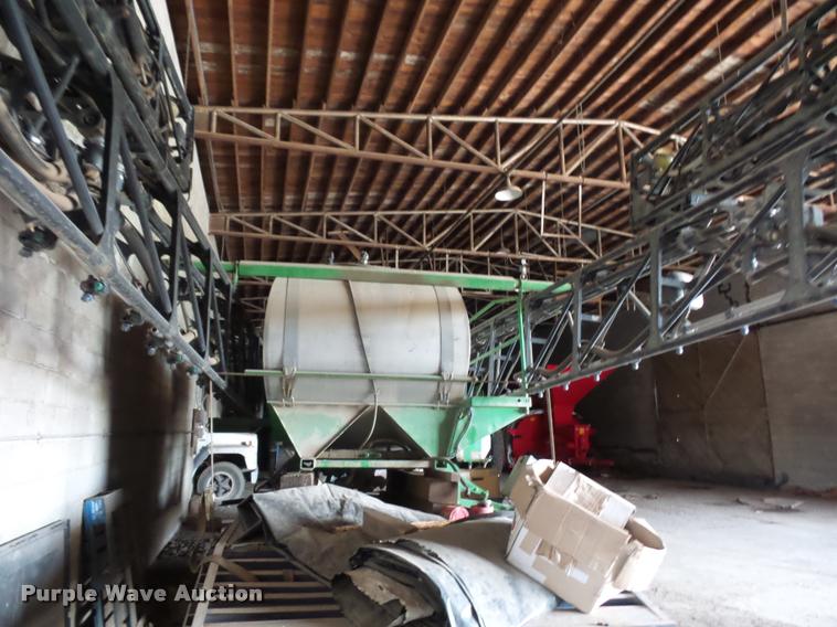 image for item DD1547 John Deere sprayer boom attachment