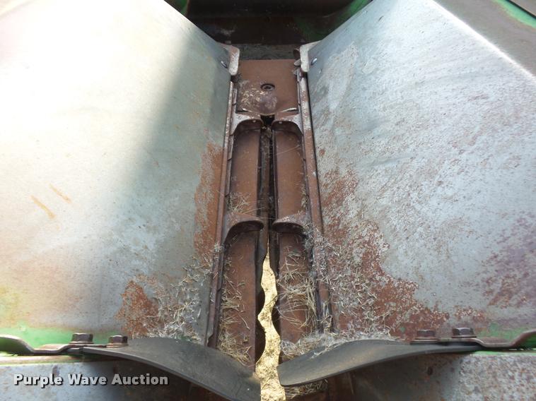 image for item DR9225 John Deere 843 corn head