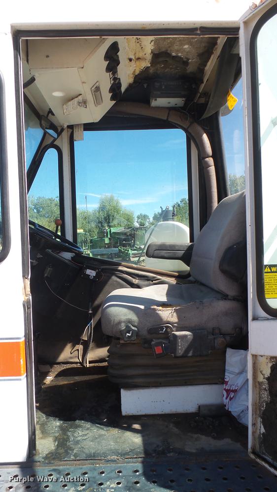 image for item EB9331 Melroe SpraCoupe 22 self-propelled sprayer