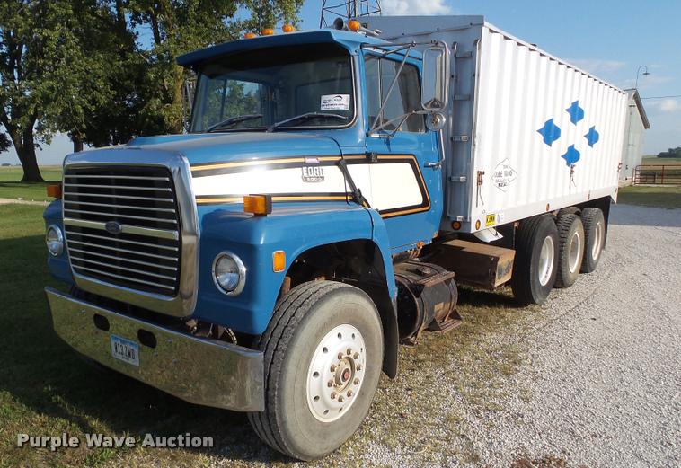 image for item L5631 1982 Ford LNT8000 grain truck