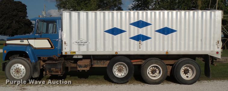 image for item L5631 1982 Ford LNT8000 grain truck