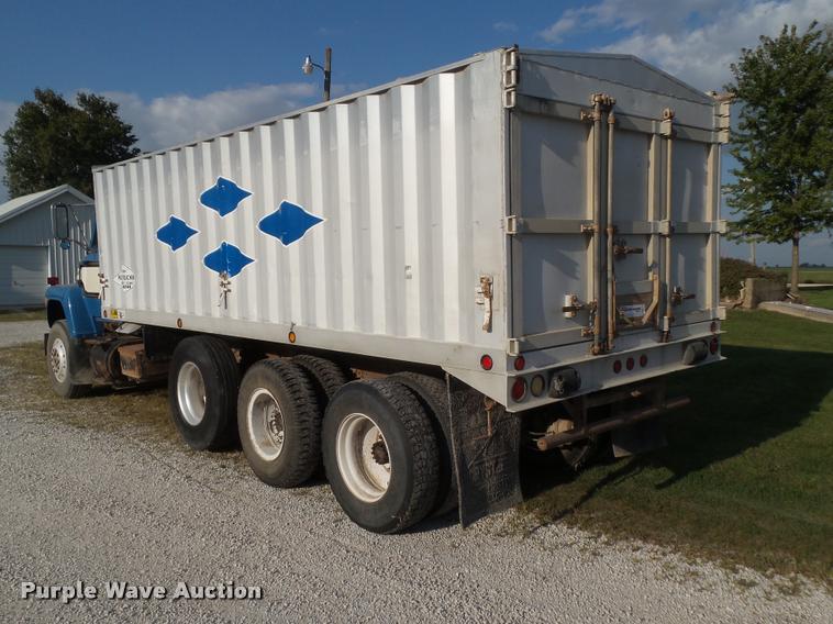 image for item L5631 1982 Ford LNT8000 grain truck