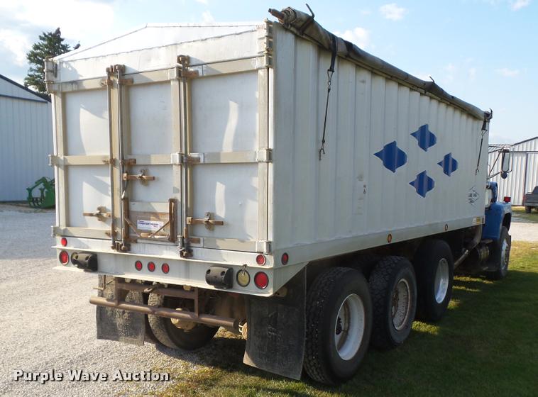image for item L5631 1982 Ford LNT8000 grain truck