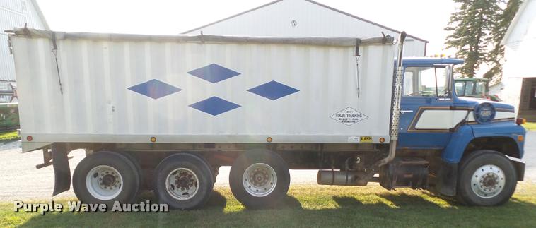 image for item L5631 1982 Ford LNT8000 grain truck