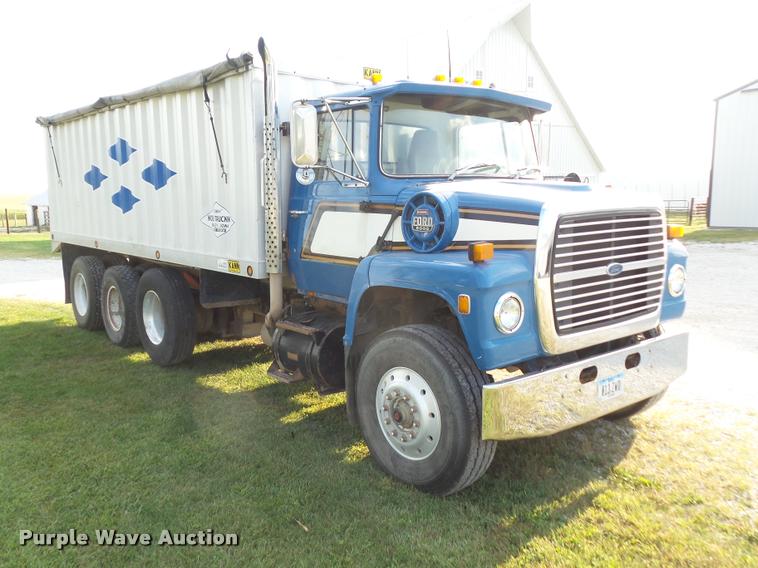 image for item L5631 1982 Ford LNT8000 grain truck