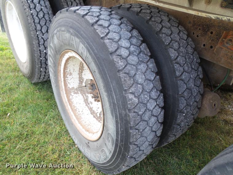 image for item L5631 1982 Ford LNT8000 grain truck