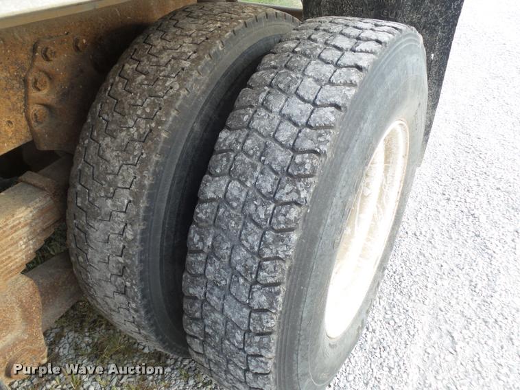 image for item L5631 1982 Ford LNT8000 grain truck