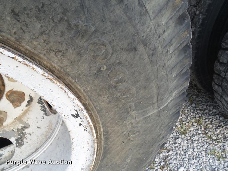 image for item L5631 1982 Ford LNT8000 grain truck