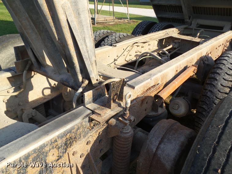 image for item L5631 1982 Ford LNT8000 grain truck