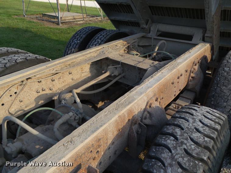 image for item L5631 1982 Ford LNT8000 grain truck