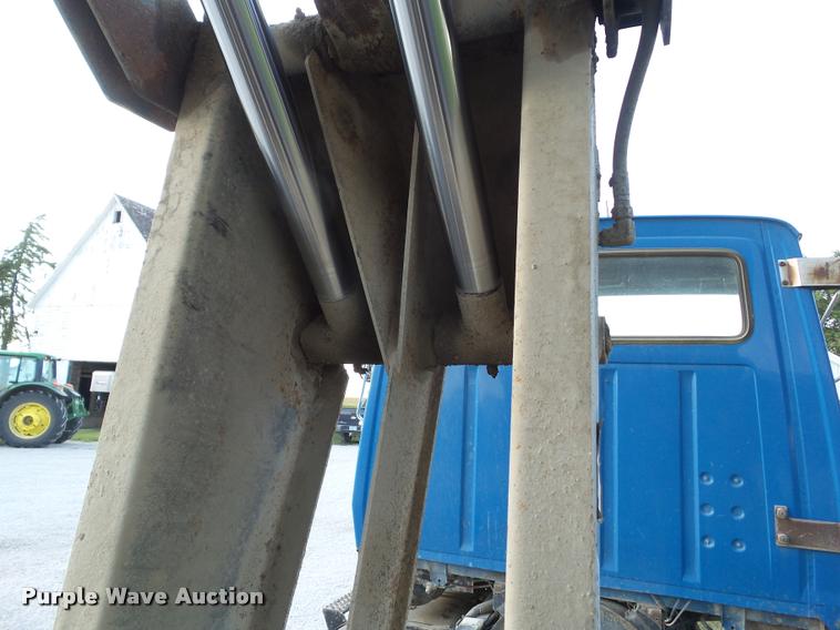 image for item L5631 1982 Ford LNT8000 grain truck