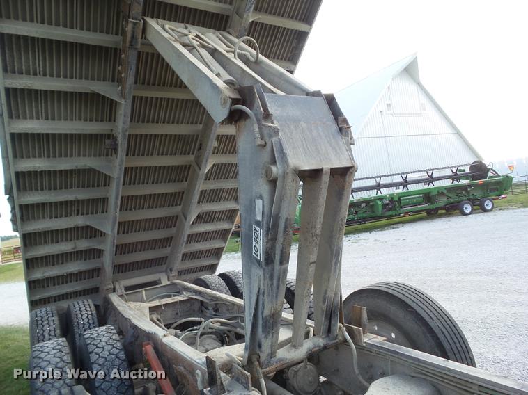 image for item L5631 1982 Ford LNT8000 grain truck