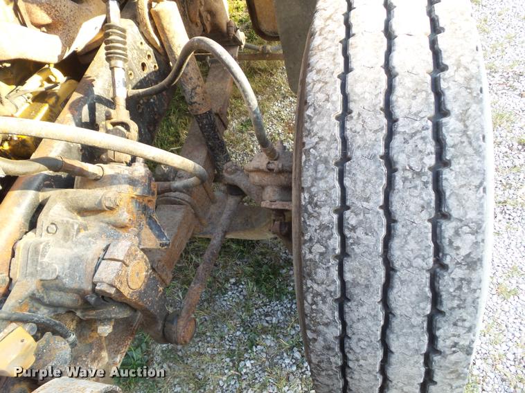 image for item L5631 1982 Ford LNT8000 grain truck