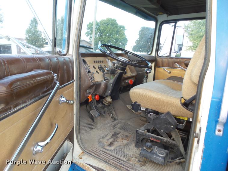 image for item L5631 1982 Ford LNT8000 grain truck