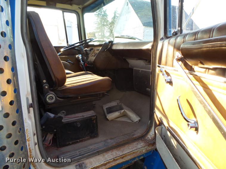 image for item L5631 1982 Ford LNT8000 grain truck