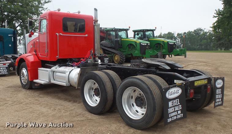 image for item DB8166 1996 Peterbilt 385 semi truck