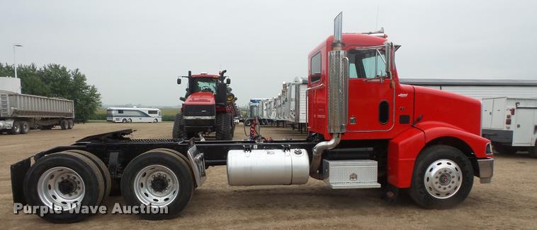 image for item DB8166 1996 Peterbilt 385 semi truck