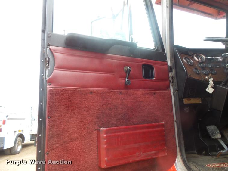 image for item DB8166 1996 Peterbilt 385 semi truck
