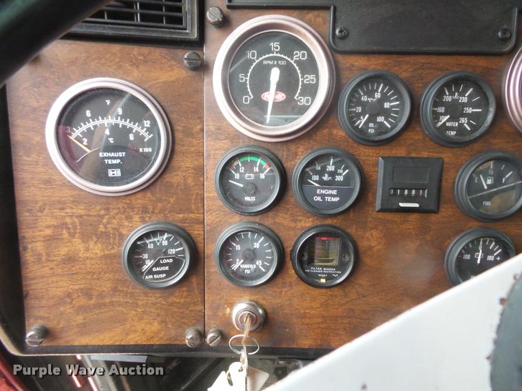image for item DB8166 1996 Peterbilt 385 semi truck