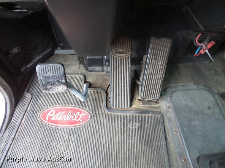 image for item DB8166 1996 Peterbilt 385 semi truck