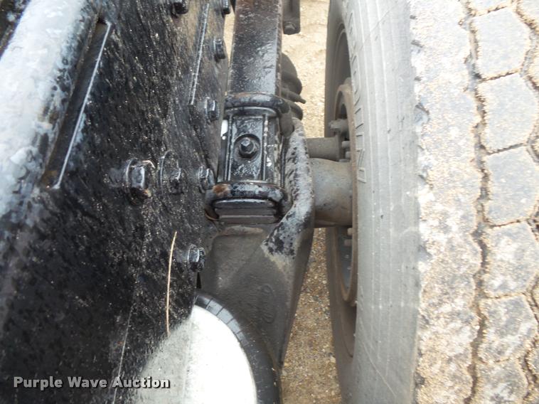 image for item DB8166 1996 Peterbilt 385 semi truck