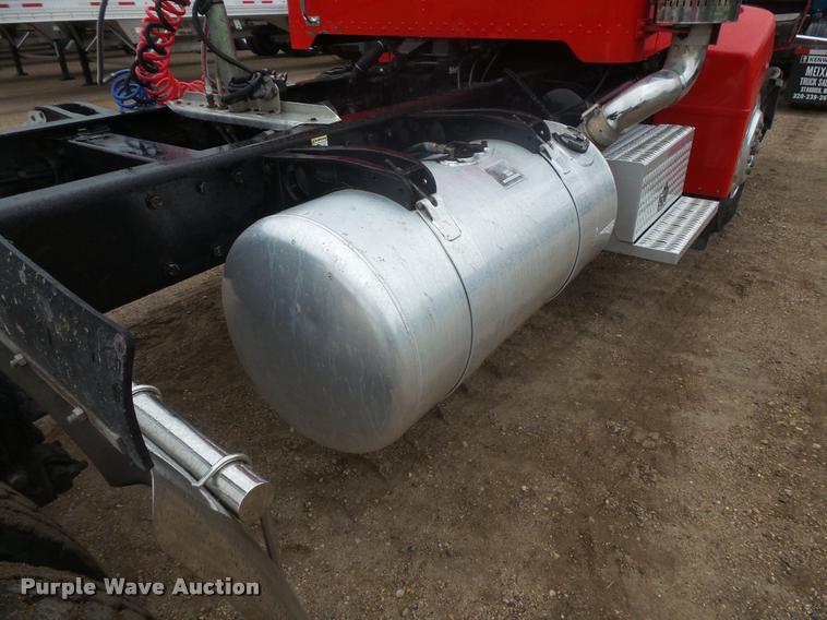 image for item DB8166 1996 Peterbilt 385 semi truck