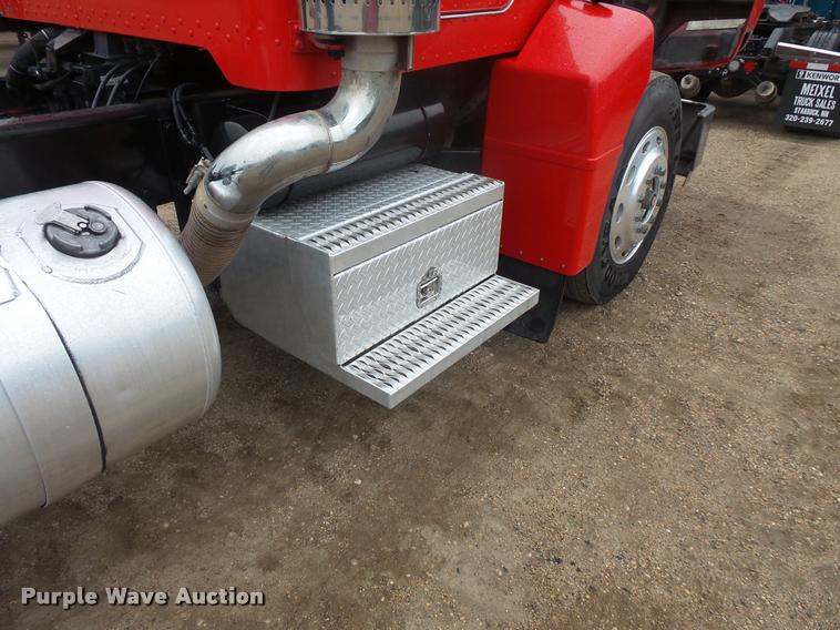 image for item DB8166 1996 Peterbilt 385 semi truck