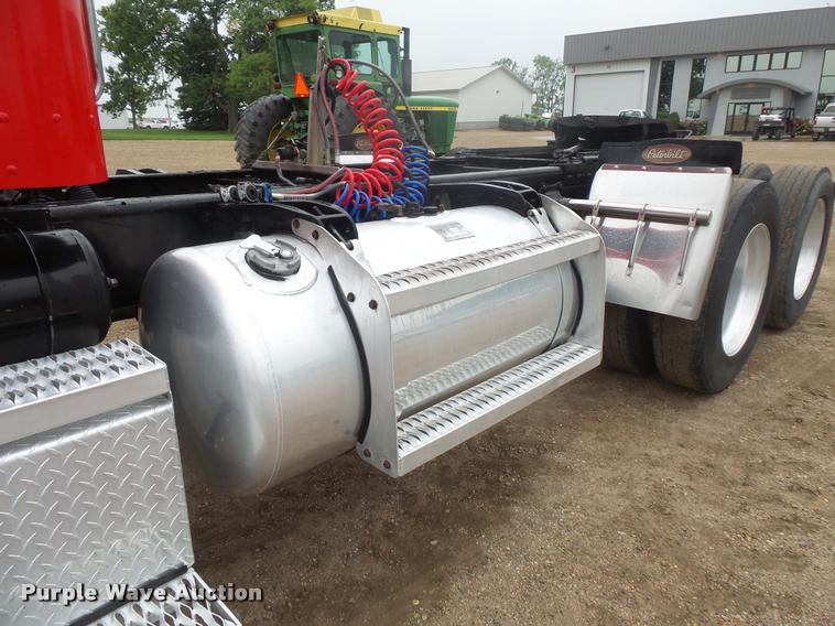 image for item DB8166 1996 Peterbilt 385 semi truck