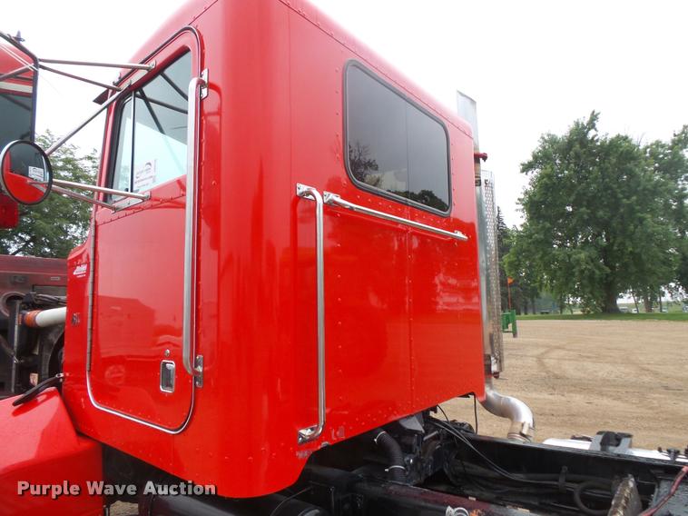 image for item DB8166 1996 Peterbilt 385 semi truck