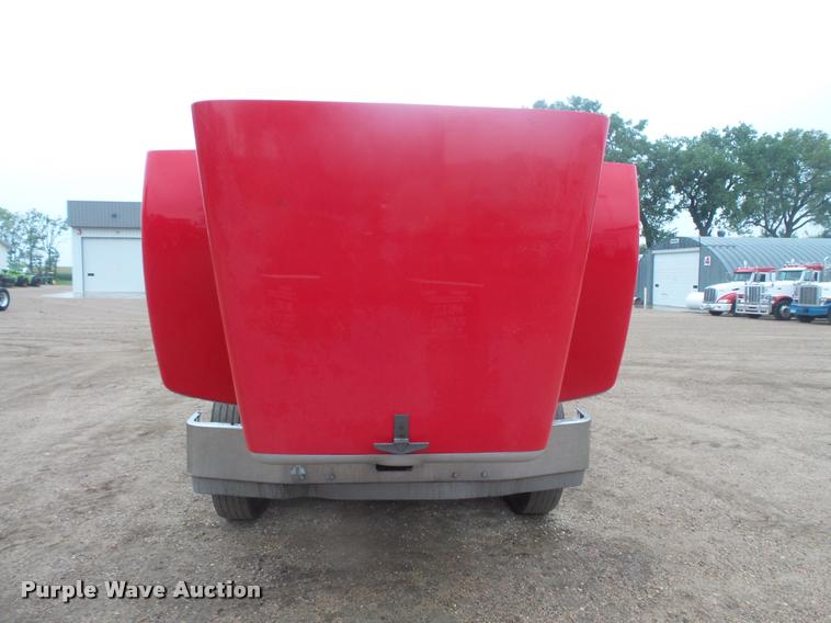 image for item DB8166 1996 Peterbilt 385 semi truck