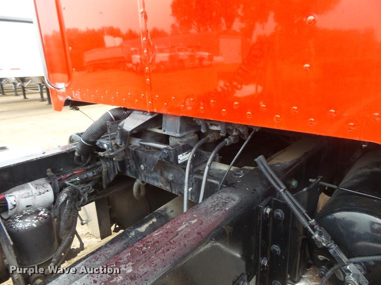 image for item DB8166 1996 Peterbilt 385 semi truck