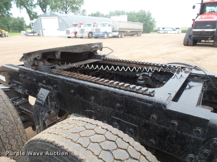 image for item DB8166 1996 Peterbilt 385 semi truck